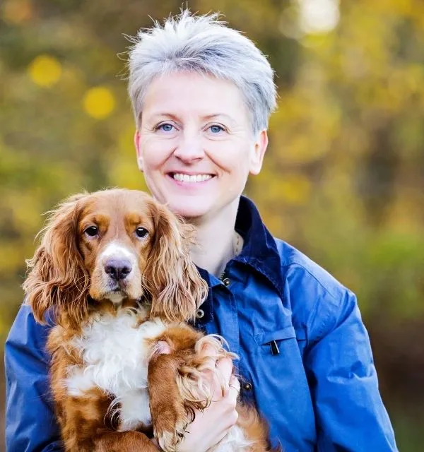 Gitte Lassen terapeut og coach står med sin hund