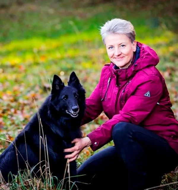 Gitte Lassen terapeut og coach sidder med sin hund