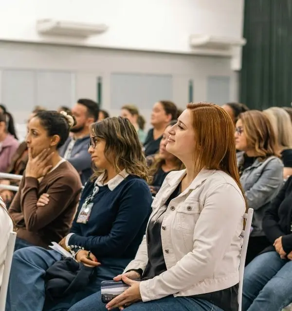 Deltagere på foredrag lytter opmærksomt